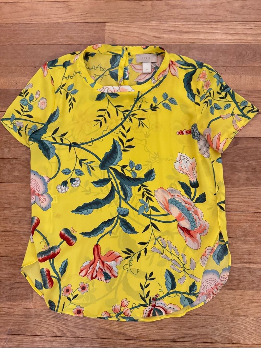 LOFT Women's Yellow Floral Short Sleeve Blouse - Size XS
b65